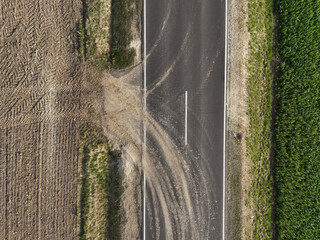 Verschmutzung einer Strasse durch Landwirtschaft