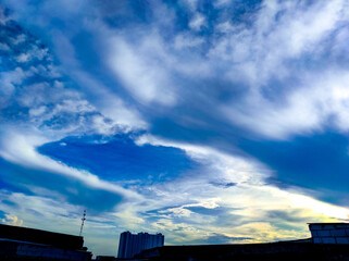 Obraz premium clouds over the city