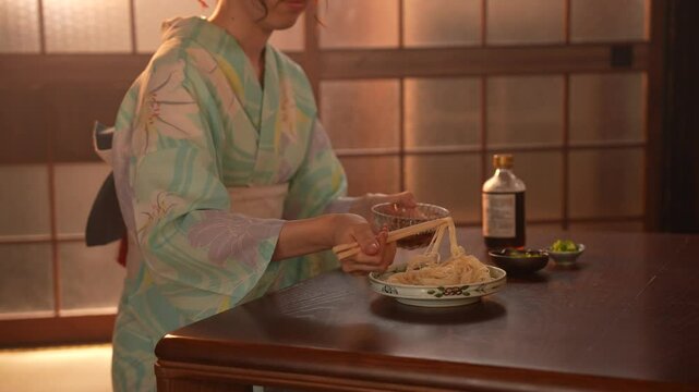 京都の古民家で浴衣を着た女性がそうめんを食べている