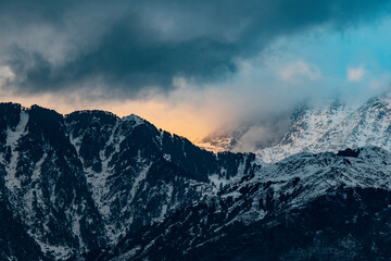 Fototapeta premium mountain of dhuladhar himachal pardesh india