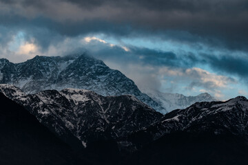 Obraz premium mountain of himachal pradesh dhuladhar at dhramashala