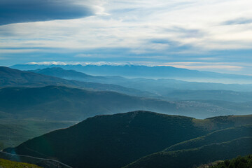 Fototapeta premium Mountain landscape at sunset. View of the mountains from above in the evening. Sunset view of the mountain range. Sunset in the mountains. Bursa trekking routes. Bursa, Türkiye.