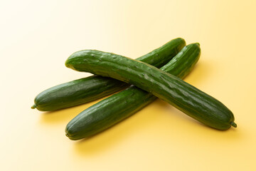 黄色背景にきゅうり