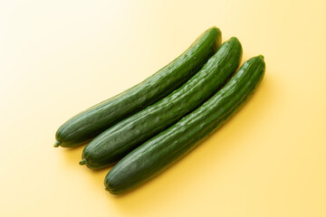 黄色背景にきゅうり