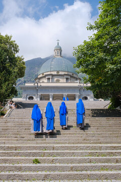 Suore in preghiera davanti a una basilica