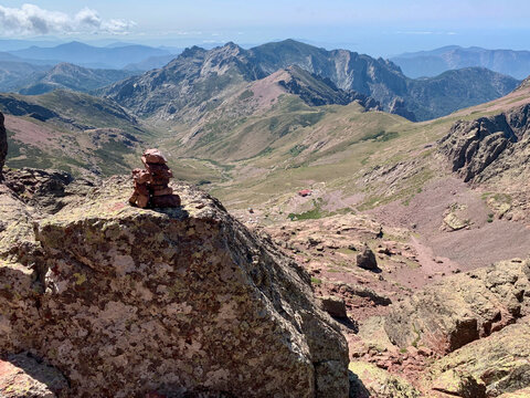 Cairn et vue sur la vall&eacute;e du Golo en Corse