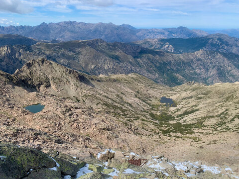 Vue des lacs de Punta Gallera et de l'Oriente depuis le sommet du Monte Rotondo