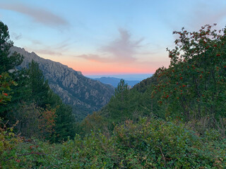 Coucher de soleil et vue sur la mer dans le massif du Rotondo en Corse