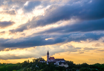 Obraz premium Schöner Abendhimmel mit dramatischer Wolkenstimmung,Sonnenuntergang über der Landschaft bei Erling Andechs, Bayern, Deutschland, Europa