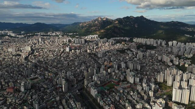 Seoul, a beautiful city where mountains and downtown coexist
