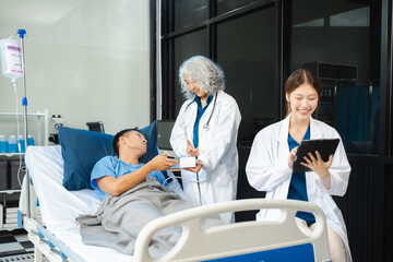 Obraz premium Doctor treatment patients in hospital room. Medical professionals help treat Sick people. Physical examination or flu. Concept Health care and Social Security