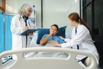 Obraz premium doctor talking with man patient for monitoring and check up after surgery. doctor touching patient hand and consoling.