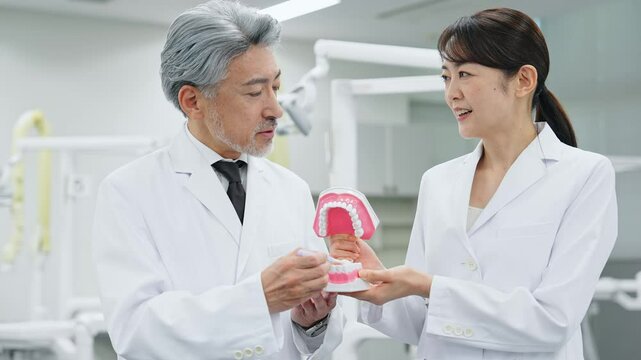 歯磨き指導をする歯科医師・歯科衛生士