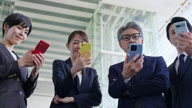 スマホを使うビジネスパーソンのグループ
