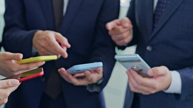 スマホを使うビジネスパーソンのグループ