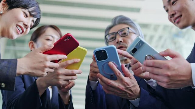 スマホを使うビジネスパーソンのグループ