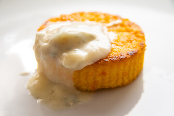 Medaglioni di polenta con gorgonzola fuso, cibo italiano vegetariano 