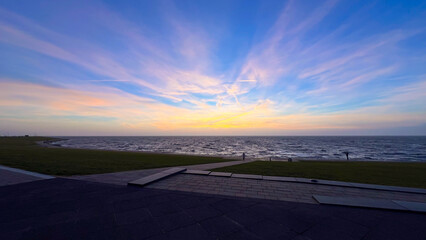 Fototapeta na wymiar Der bunteste Himmel über Büsum - Abendstimmung, Nordsee, Deich