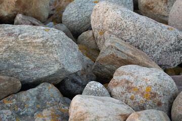 Bunte Kiesel - große und kleine Steine in allerlei diversen Farben