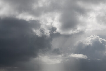 Blick nach oben: ein Unwetter zieht mit grauen Regenwolken herauf