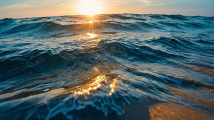 Obraz premium Sunlight reflects off the water's surface as waves ebb and flow at dusk