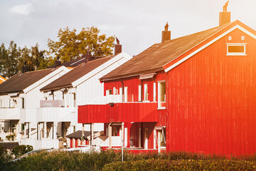 Obraz premium Cozy red house surrounded by autumn colors in Norway