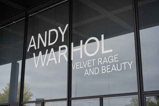 Sonderausstellung zu Andy Warhol in der Neuen Nationalgalerie in Berlin am 26.09.2024