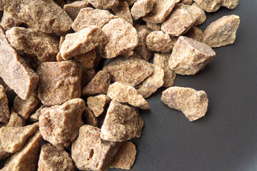 黒砂糖および黒背景