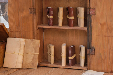 Quaderni in pelle su mensola di legno © Fabio Roncaglia