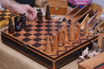 Scacchiera artigianale con pezzi scolpiti
