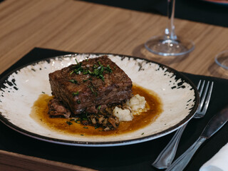 meat with mashed potatoes