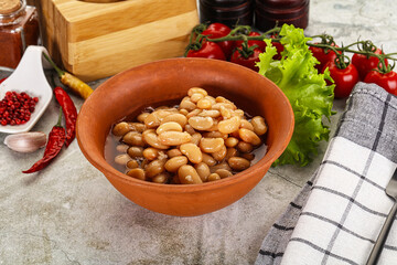 White canned beans in the bowl