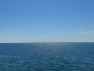 Obraz premium Blue ocean water and clear sky