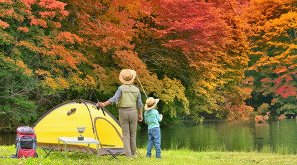 紅葉の湖畔で釣りを楽しむファミリー