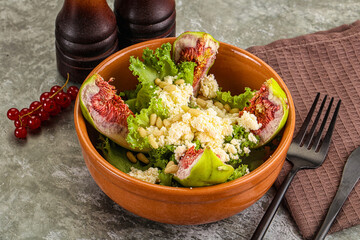 Salad with fig and sheep cheese