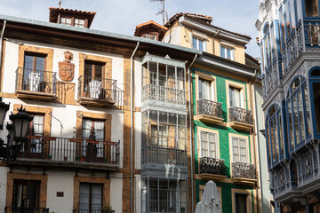 Vista del casco antiguo, calles y plaza de la ciudad de Oviedo, Asturias.