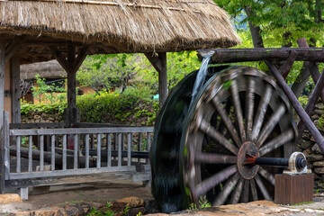Obraz premium Thatched roof and watermill
