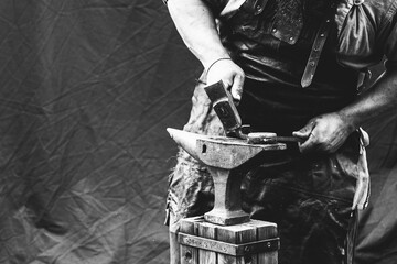 Close-up sur les mains d'un forgeron en train de travailler