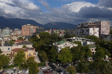 Vista della città di tirana dall'alto della piramide, Albania, edifici vari, grattacieli, moschea e arcobaleno