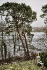 erkner, deutschland - landschaft am flakensee mit räucherofen im winter