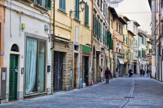 empoli, italien - einkaufsstra&szlig;e in der altstadt.