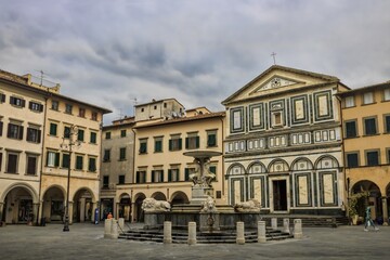 Obraz premium empoli, italien - kirche sant andrea und fontana delle naiadi