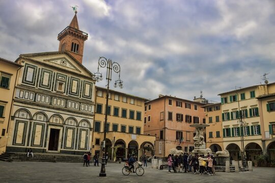 empoli, italien - piazza farinata degli uberti mit fontana del pampaloni und kirche sant andrea