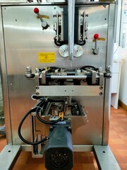 The vertical form fill seal machine is a type of fully automatic assembly product packaging system commonly used in the food packaging industry and other products.