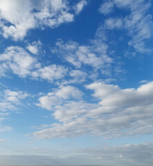 Naklejka premium The sky is blue with a few clouds scattered throughout