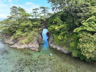 福井県　明鏡洞の付近の綺麗な海　ドローン空撮
