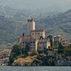 Obraz premium Camminare e fotografare il bellissimo Lago di Garda Italia 