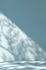 ミニマリスティックな抽象的な水色背景。光と影が壁に。製品プレゼンテーションのための背景｜Minimalistic abstract light blue background. Light and shadow on the wall. Background for product presentation.
