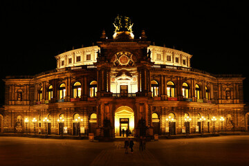 Semperoper in Dresden bei Nacht