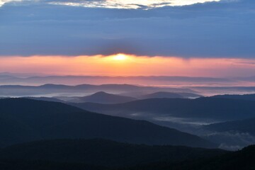 Obraz premium Panorama Bieszczadów o wschodzie słońca
